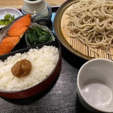 蕎麦屋たいせつの日替わり鮭弁当